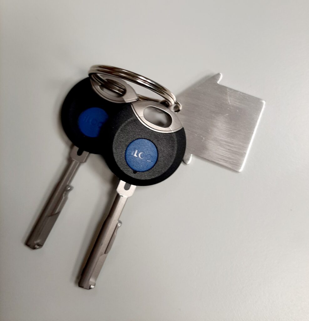 Asunnon avaimet avaimenperässä.